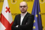 ოლქს, რომელსაც, არჩევნების შემდეგ, რვა თვე მაჟორიტარი არ ჰყავდა, ახლაც მაჟორიტარი მოუხსნეს და წელიწად-ნახევარი, ოთხი წლიდან, მაჟორიტარის გარეშეა