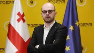 ოლქს, რომელსაც, არჩევნების შემდეგ, რვა თვე მაჟორიტარი არ ჰყავდა, ახლაც მაჟორიტარი მოუხსნეს და წელიწად-ნახევარი, ოთხი წლიდან, მაჟორიტარის გარეშეა